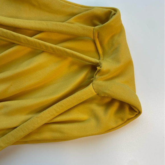 Beautiful Twist Front Bikini Top🌟 - Picture 3 of 6